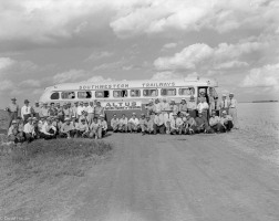 Altus-OK-Group-in-Finlin-Onion-Field-Jul-7-1948-002