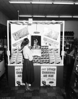 Coopers-Market-Eatmore-Cranberry-Display-1953-11-2