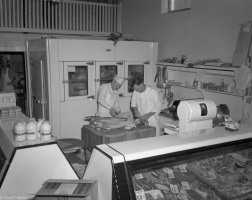 Gaylord-Newell-Hereford-Super-Mkt-Meat-Dept-Mar-26-1948-002